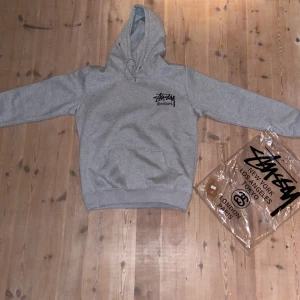 Stussy hoodie - Helt oanvänd stussy hoodie säljer för att den var för liten. Storlek L men passar som en M-S beronde på vilken passform man vill ha (xs för extra baggy)