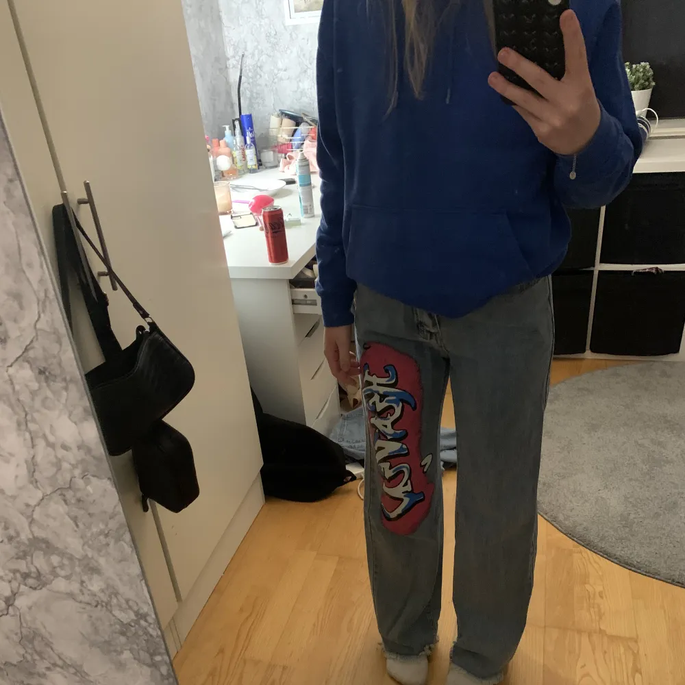 Ett par jeans från Shein med tryck på💗 storlek Xs💗. Jeans & Byxor.