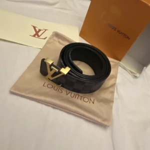 Lv bälte - Säljer mitt lv bälte då ja sugen på något annat, ganska ovanligt vad jag vet och är slutsålt överallt. lite repor se sista bild men ganska bra skick, box o dustbag ingår och kan ha kvar kvitto men ingen garanti,Självklart äkta(Norrköping)