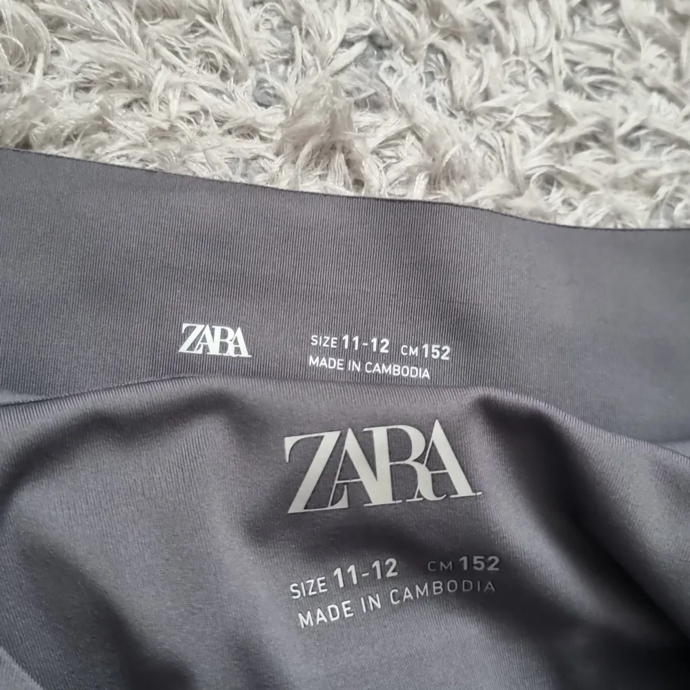 Ett grått träningssätt från Zara,jag har nästan aldrig använt så helt i nyskick. Storlek 152 men är lite för liten för mig som är 1,54! Tröjan är ganska kort i magen. Skriv privat för mer bilder och så.. Övrigt.