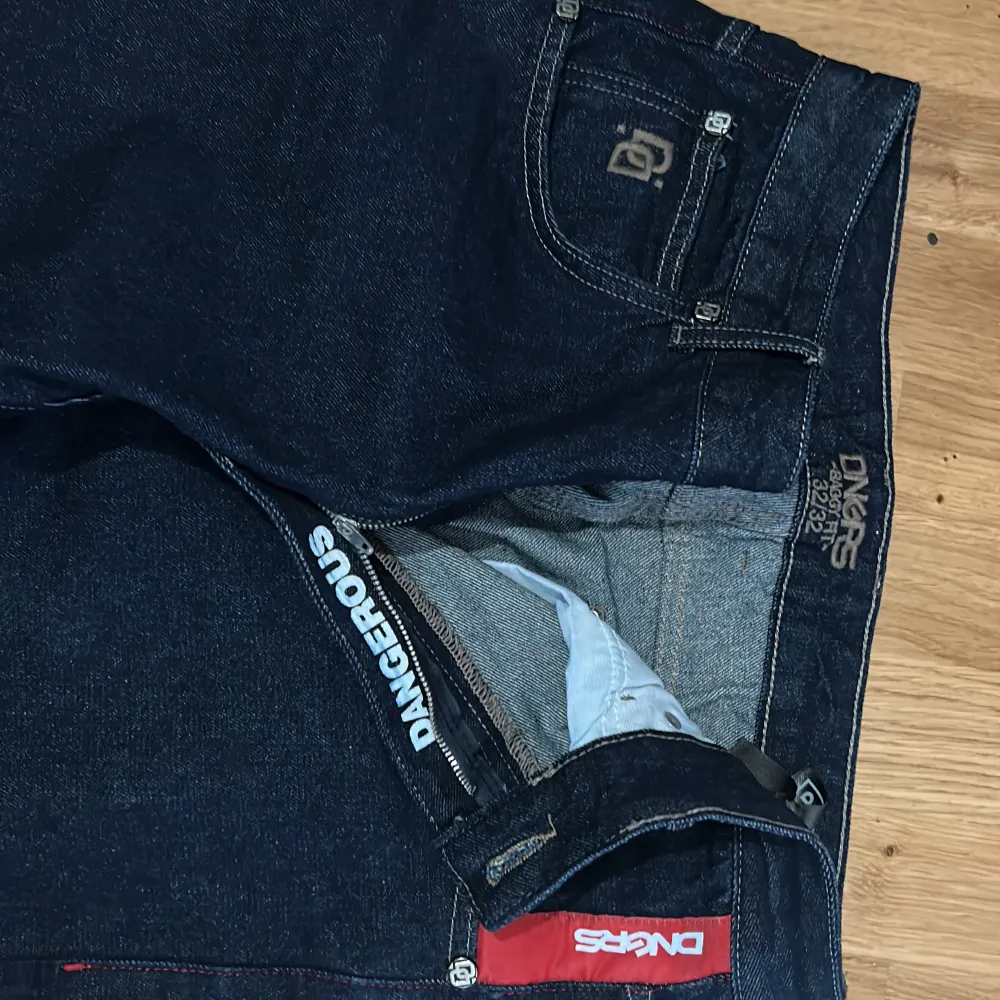 Sjukt feta jeans med många små detaljer som gör dom unika. Använda 1 gång men dom va lite korta. Dom är köpta från Tyskland för 750kr. Inget är hugget i sten.. Jeans & Byxor.