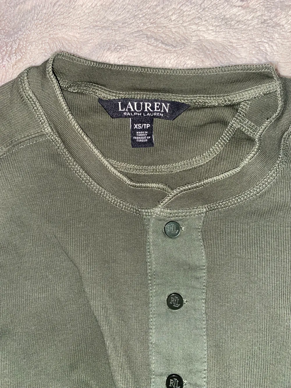 En tun grön tröja från Ralph Lauren med knappar. Aldrig använd💖. Toppar.