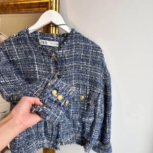 Tweed kofta/Jacka - Blå tweed kofta/jacka med guldiga detaljer. Storlek M. Passar alla mellan XS-M beror på om man vill ha den i oversize eller i sin passform. Endast använd 3-4 gånger. 
