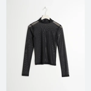 Två mesh see through toppar - Två genomskinliga tröjor i svart och vinröd från Gina tricot i storlek s, aldrig använda endast testade. En för 60kr båda för 100kr