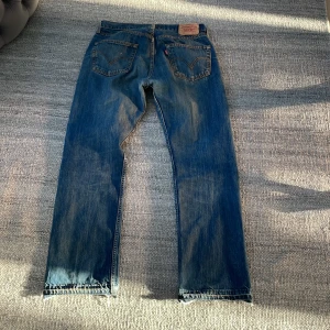 Levis 501  - Levis 501 i fint vintage skick!  Size 34/30 men sitter som 32 i midjan, finns lite flaws 