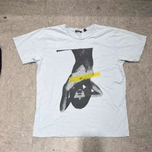 Vintage t shirt med tryck - En nice tunnare  vintage t shirt med tryck. Riktigt nice men använder inte längre. Färgen är lite vit-blå eller väldigt väldigt ljusblå.använd gärna köp  nu och kolla in min profil👌 tveka inte på att skriva om du är intresserad 😊