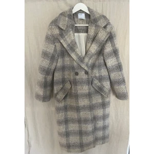 Trendig vinterkappa från Bershka - Fin, knappt använd, vinterkappa från Bershka, storlek M. Ljust beige, ljusgrå och lite inslag av lila i rutigt mönster. 