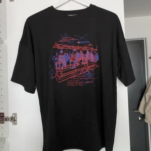 2 T-shirts  - Du kan antingen köpa en för 100kr eller båda för 150kr. Kan mötas upp i Göteborg, annars står köparen för frakten