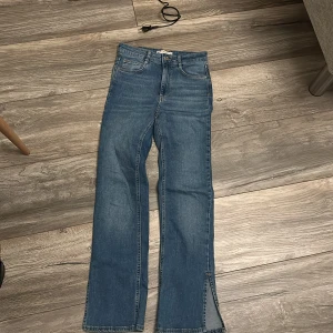 jeans med slits - ett par jeans i petite med slits från gina tricot i mycket bra skick 💙passar mig som är 160 bra i längden. skriv privat för fler bilder 💋