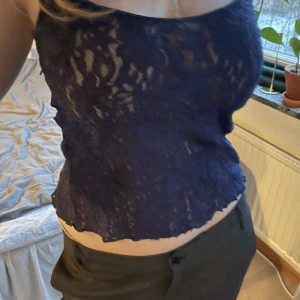 Linne  - Marinblått spetslinne i storlek m. Flera intresserade så startade budgivning<3