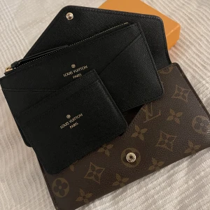 Plånbok ✨ - Jätte fin plånbok med två extra korthållare ✨liten slitage på baksidan men inget man lägger märke till 💕 Ej äkta✨