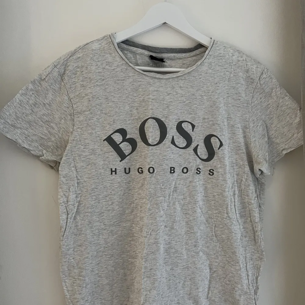 Säljer en t-shirt från hugo boss i storlek s💛 . T-shirts.