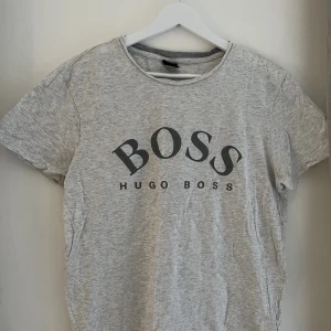 Hugo boss - Säljer en t-shirt från hugo boss i storlek s💛 