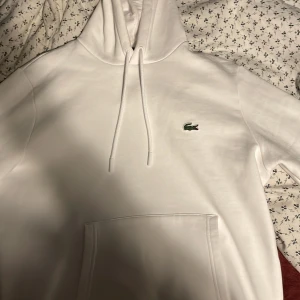 Lacoste Hoodie - Tjena! Ja tänkte sälja min Lacoste hoodie som jag har köpt ifrån Boozt.com, jag vill sälja den pågrund av att den satt inte bra på mig och den är helt oanvänd, skriv privat vid intresse.
