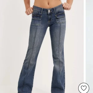 Nelly low waist bootcut - Intressekoll på dessa snygga å supersköna jeans från Nelly!! Storlek 38 å sitter perfekt på mig som ligger mellan 36/38 dock kände jag att de inte var min stil så de är helt oanvända, endast testade.🫶🏻🤍 Nypris 700kr