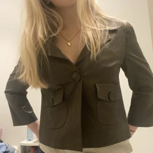 Kort kavaj - Kort kavaj från Mango med trekvartsärm i brunt sidenmaterial 💘 helt oanvänd så i toppenskick! Möts upp på Östermalm eller fraktar 💕