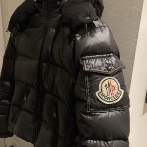 Moncler jacka - Säljer denna inprincip helt nya moncler jackan, nyskick!🙌🏼🙌🏼 så sjukt snygg passform! Storlek 1, skulle säga att den passar xs-s. Köpt på Vestiaire collective, har äktenhets bevis🫶🏼 kan gå ner i pris vid snabb affär
