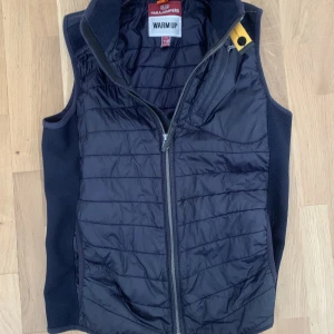 Parajumper Väst - Den är i bra skick. Pris kan diskuteras Tar emot byten och finns i Göteborg Den är Original finns i svart och blå