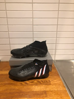Adidas 19.1 storlek 41 1/3  - Säljer mina adidas Predetor 19.1 fotbollskor då dem har blivit försmå storlek 41 1/3 använda men bra skick skriv för fler frågor.Bara seriösa köpare 