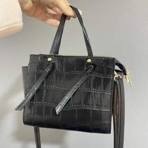 Vanlig svart väska med coolt mönster, använt några få gånger men kommer inte till användning längre💗