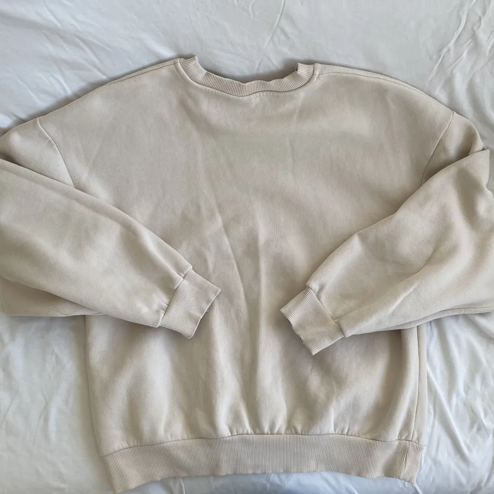 Snygg vintage style slutsåld sweatshirt från Gina Tricot. Storlek S men är oversized. Mycket bra skick. Köps via Swish eller köp nu ❣️. Hoodies.