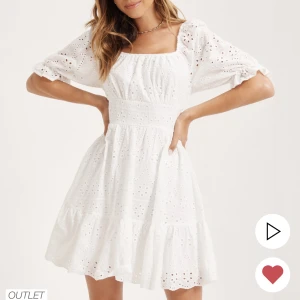 Studentklänning - Säljer denna ur gulliga klänning som var tänkt till studenten, men kunde tyvärr inte ha den pågrund av för liten storlek. Jag är en 34 i vanliga fall vilket denna också var. Nypris 699kr, säljer för 499