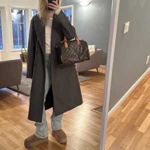 Grå kappa  - En super fin grå kappa från Gina tricot ❤️‍🔥nypris ligger på 999kr och är köpt förra hösten, väldigt bra skick och mycket efterfrågad färg på kappor 