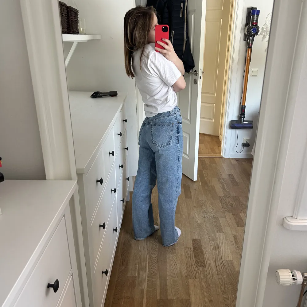 Säljer dessa populära zara jeans som är köpta här på Plick. Dom är väl använda men i väldigt bra skick. Passar bra på mig som är 158cm men skulle säga att den passar någon som är lite längre då dom är ganska långa på mig.. Jeans & Byxor.