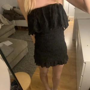 Sommarklänning - Så fin klänning från zara, säljer pga den är för kort på mig. I princip nyskick då jag knappt använt den! 💘