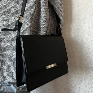 Svart väska - Svart väska. Rymlig. Använd fåtals gånger