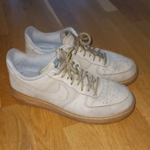 Air Force 1 - Bruna Air Force 1, väl använd. Storlek 44,5 passar som 45. Ingen låda kvar.