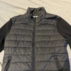 Cardigan  - Cardigan från mng. Det ända negativa är att ena fickan är trasig inuti men den funkar ändå( går att fixa om man kan sy).  Pris kan diskuteras! 