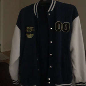 VARSITY JACKA - Säljer nu min superfina och nya varsity jacka den är supersnygg och sitter riktigt bra! Man kan matcha den med flera byxor och tröjor 