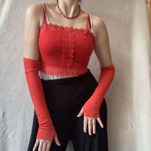 Röda armvärmare  - Säljer dessa röda armvärmare i skönt bomull. Rätt så töjbara och anpassar sig efter händernas form, samt värmer bra. ❄️🌨 Knappt använda och i gott skick!