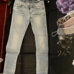 Fina jeans i bra skick! - Jeansen är 30 i Size och i length 32. Jeansen är oanvända och är i bra skick.