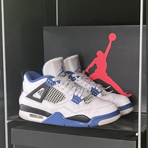 Air jordan 4 motorsport - 💙Air jordan 4 motorsport 💙⚡️Storlek 40,5 ⚡️🍀Replacement box och kvitto finns 🍀💯Mycket bra skick 💯🦋Svarar gärna på frågor eller skickar fler bilder 🦋📦Kan fraktas eller mötas upp i Stockholm 📦💥Pris kan diskuteras vid snabb affär 💥