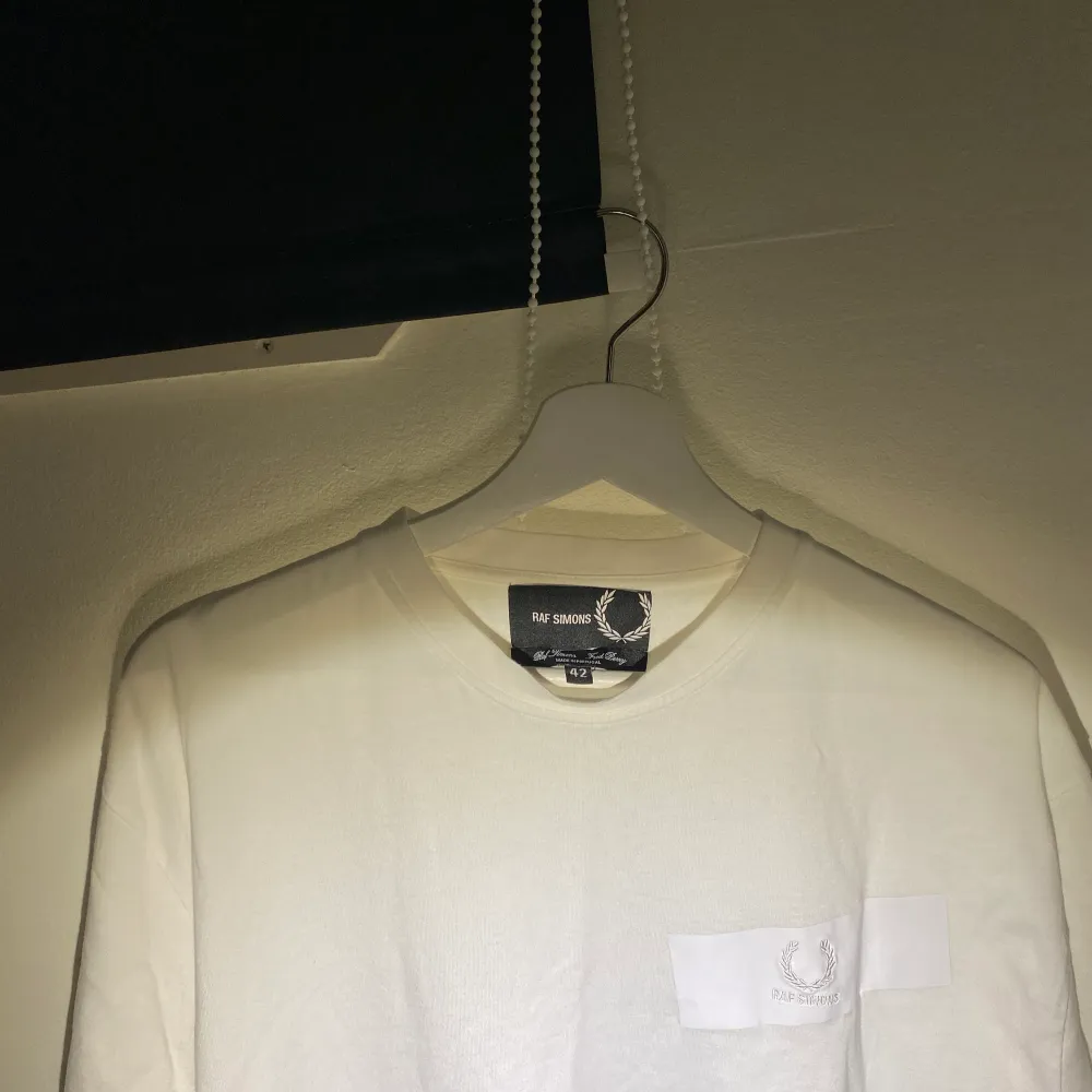 Hej, säljer min feta T-shirt från Raf Simons X Fred Perry collaben. Den är i väldigt bra skick och storlek 42, vilket motsvarar Large ungefär. Priset är inte hugget i sten. Hör av dig!. T-shirts.