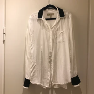 Whyred skjorta - Vit Whyred skjorta med svarta detaljer i storlek 34. Sparsamt använd