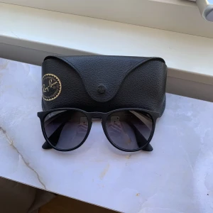 Rayban solglasögon  - Säljer dessa Rayban solglasögon i modellen Erica, svart färg. Duk och fodral medföljer. Nypris runt 1500kr. Köpare står för frakt