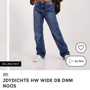 Säljer dessa populära JDY jeans i storlek S/32, helt oanvända med prislapp kvar då jag inte han lämna tillbaka dom Säljer dom för 420kr nypris är 529kr ( pris går och diskutera)