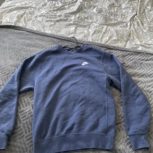 Nike sweatshirt - Nike sweatshirt Strl - XS Helt oanvänd Färg - marinblå