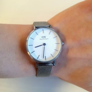 Daniel Wellington klocka  - Daniel Wellington petite klocka i sterling silver. I väldigt fint skick, använd ett fåtal gånger 🤍   Batteriet behöver dock bytas men annars finns inget att anmärka på 