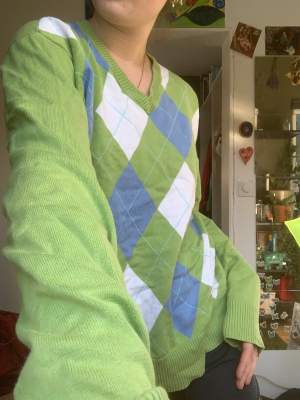 Verkligen söt grön rutig tröja, praktiskt taget aldrig använd, jättefint skick. Passar allt. Hör av dig om du har frågor💗