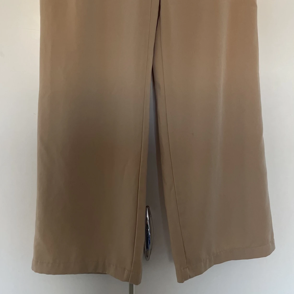 Kostymbyxa i beige  - 90