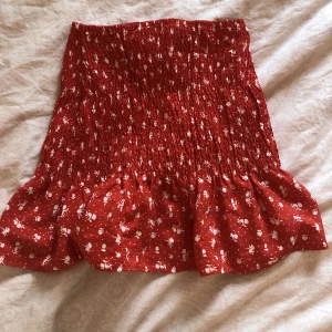 Mönstrad volang kjol - Röd kjol med fina mönster på, kan användas som både högmidjad och låg midjad! Kom privat för bilder hur de sitter på❤️