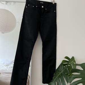 Fin jeans med hård yta som blänker. Använda fåtal gånger. Passar personer mellan 160-185 cm långa. Nypris 2000 kr.