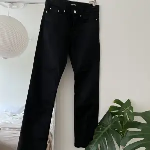 Fin jeans med hård yta som blänker. Använda fåtal gånger. Passar personer mellan 160-185 cm långa. Nypris 2000 kr.