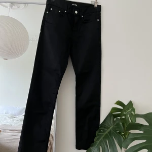 BLK DNM Jeans - Fin jeans med hård yta som blänker. Använda fåtal gånger. Passar personer mellan 160-185 cm långa. Nypris 2000 kr.