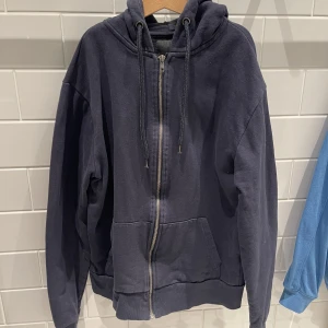 Marinblå zip-up hoodie  - Lager 157, storlek S. Superskön men säljer för jag inte använder den längre! 