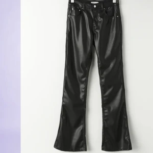 Skinnbyxor dam 34  - Säljer dessa fina lowwaist skinnbyxor från ginatrico💗Jätte fina men lite för stor på mig, för mer info/bilder skriv privat pris kan diskuteras ✌🏼